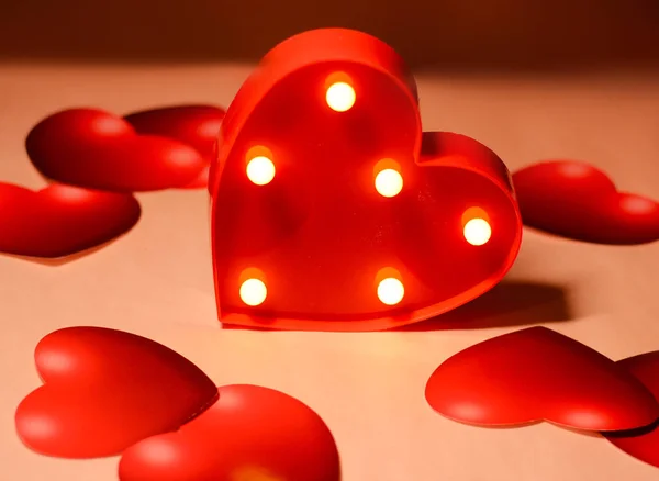 Schöne Rote Herznahaufnahme Mit Dekorationen Aus Bunten Herzen — Stockfoto