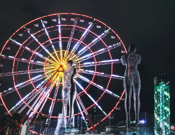 Estátua Nino Ali Noite Fundo Carrossel Torre Alfabética Batumi Geórgia — Fotografia de Stock