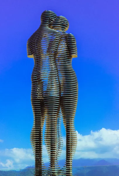 Staty Nino Och Ali Dagtid Den Himmel Bakgrunden Batumi Georgien — Stockfoto
