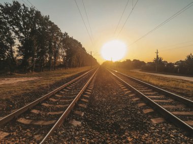 Demiryolu hatları ve raylar yakın çekim günbatımı zamanında tren istasyonu