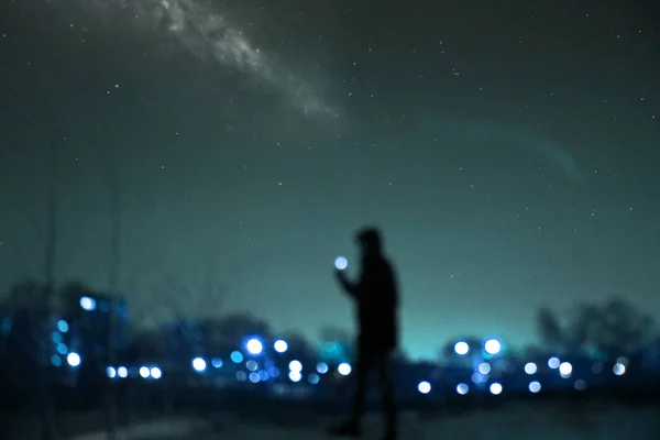 Verschwommene Silhouette Eines Jungen Mannes Auf Dem Hintergrund Verschwommener Lichter — Stockfoto