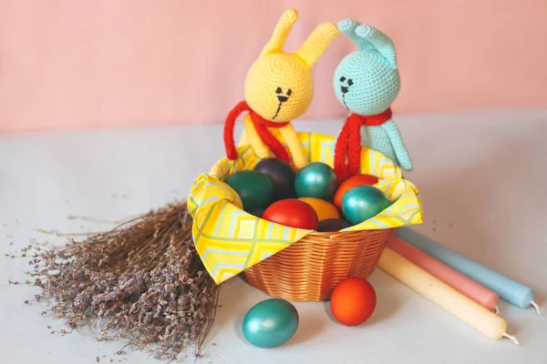 Dos Conejito Pascua Cerca Cesta Con Coloridos Huevos Pintados —  Fotos de Stock