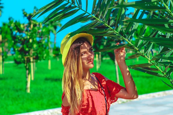 Giovane donna attraente in abito rosso primo piano con palma nella stagione estiva, Batumi, Georgia — Foto Stock