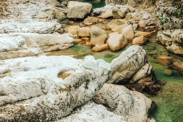 Stora Stenar Nära Vattenfall Närbild Martvili Canyon Georgien — Stockfoto