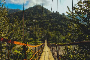 Yaylalarda eski asma köprü yakın, Batum, Gürcistan.