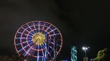 Atlı karınca arka plan ve alfabetik kule üzerinde gece Nino ve Ali heykeli. Batum,Gürcistan 2018 yılının Ağustos ayında. Timelapse