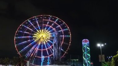 Atlı karınca arka plan ve alfabetik kule üzerinde gece Nino ve Ali heykeli. Batum,Gürcistan 2018 yılının Ağustos ayında. Timelapse