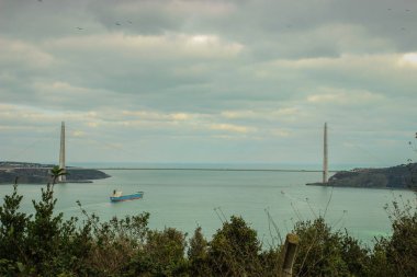 Boğaz'da. Feribottan köprü ve Boğaz manzarası. Türkiye, İstanbul