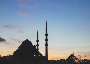 İstanbul'un gece şehrindeki camilerin silueti, Türkiye