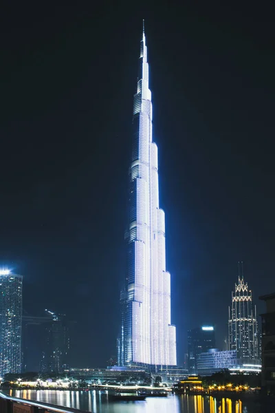 Burj Khalifa brilla de noche. Centro de Dubái en mayo 2019 — Foto de Stock