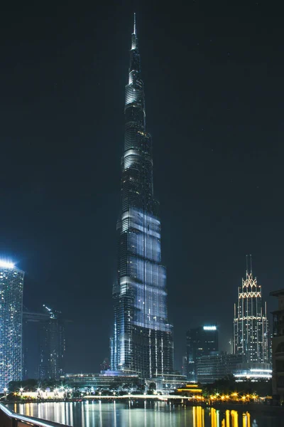 Burj Khalifa brilla de noche. Centro de Dubái en mayo 2019 — Foto de Stock