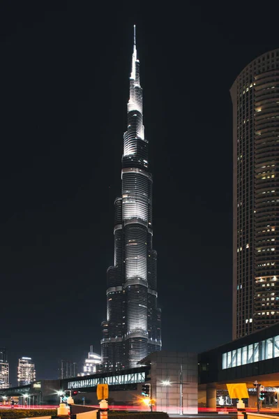 Burj Khalifa brilla de noche. Centro de Dubai en mayo 2019 — Foto de Stock