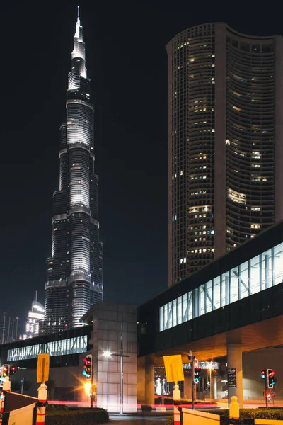 Burj Khalifa brilla de noche. Centro de Dubai en mayo 2019 — Foto de Stock