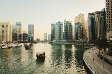 Gün batımında Dubai Marina bölgesi. Mayıs 2019'da Dubai.