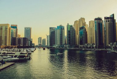 Gün batımında Dubai Marina bölgesi. Mayıs 2019'da Dubai.