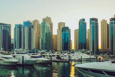 Gün batımında Dubai Marina bölgesi. Mayıs 2019'da Dubai.