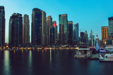 Gün batımında Dubai Marina bölgesi. Mayıs 2019'da Dubai.