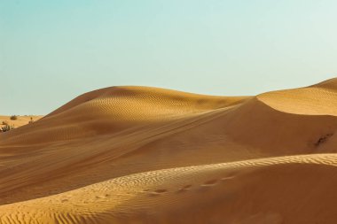 Çölün kum tepeleri yakın. Dubai 2019.