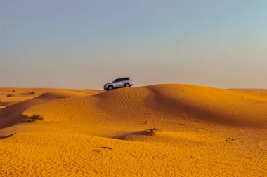 Dubai çölünde kum tepeleri üzerinde Jeep safari
