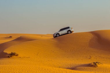 Dubai çölünde kum tepeleri üzerinde Jeep safari