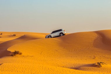 Dubai çölünde kum tepeleri üzerinde Jeep safari