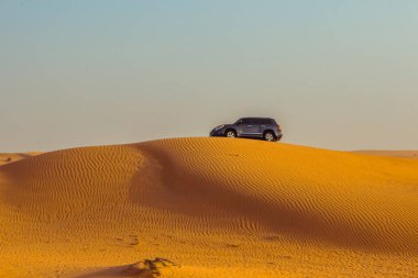 Dubai çölünde kum tepeleri üzerinde Jeep safari