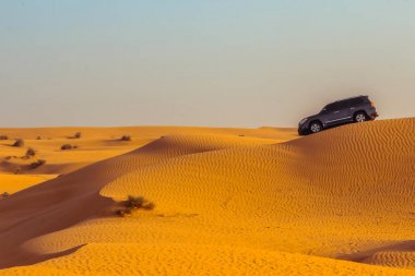 Dubai çölünde kum tepeleri üzerinde Jeep safari
