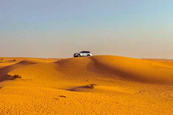 Safari en jeep en dunas de arena en el desierto de Dubai — Foto de Stock