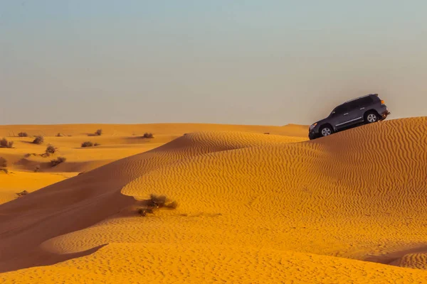 Jeep safari on sand dunes in Dubai desert — Stock Photo, Image