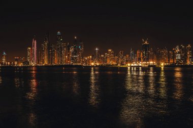 Gece şehir ışıkları. Palm Jumeirah gözlem platformundan İlçe Dubai Marina. Mayıs 2019'da Dubai