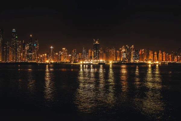 Luces nocturnas. Distrito Dubai Marina desde la plataforma de observación de la palma Jumeirah. Dubai en mayo 2019 — Foto de Stock