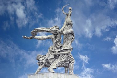 Temmuz 2019'da Vdnkh. Moskova, Rusya'da mavi gökyüzü arka planında işçi ve kolektif çiftçi sergisi closeup 