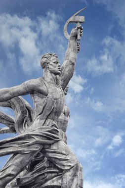 Temmuz 2019'da Vdnkh. Moskova, Rusya'da mavi gökyüzü arka planında işçi ve kolektif çiftçi sergisi closeup 