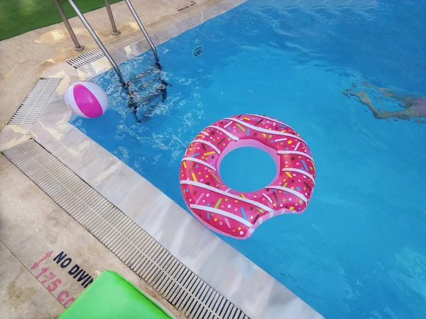 泳池表面的粉红色充气圆 多可特写 — 图库照片
