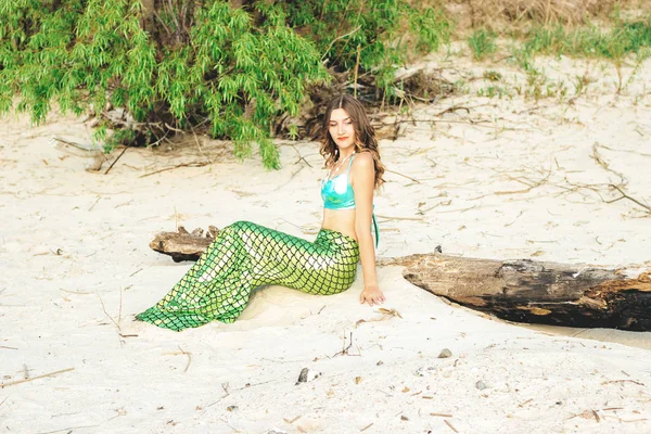 Joven hermosa sirena de cerca de pie en el mar costo. Sirena cosplay —  Fotos de Stock
