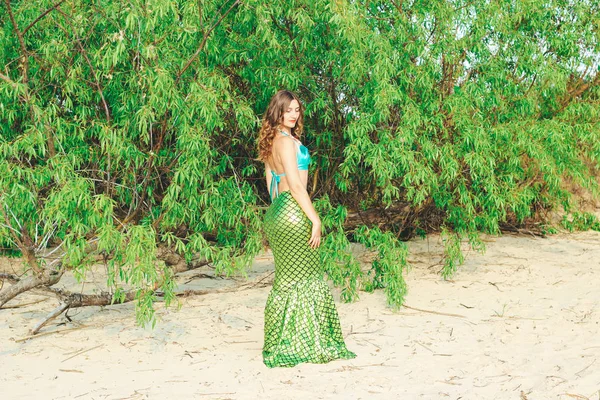 Joven hermosa sirena de cerca de pie en el mar costo. Sirena cosplay —  Fotos de Stock