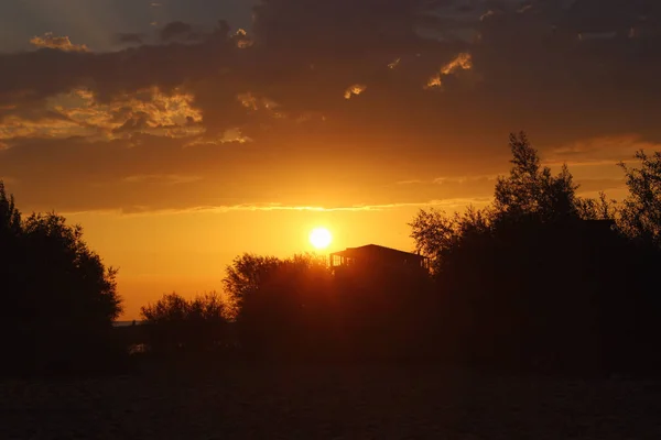 Incredibile tramonto vicino al Mar Nero durante la stagione estiva — Foto Stock