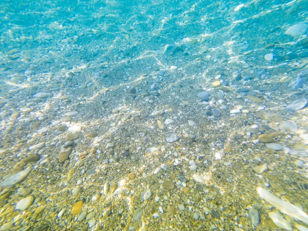 O fundo do mar está bem perto com areia e pedras. Tiro subaquático — Fotografia de Stock