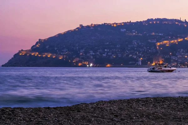 Hermosa vista sobre la montaña de Alanya con silueta de torre roja al atardecer — Foto de Stock