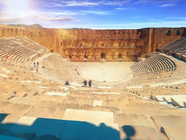 Aspendos Amfitiyatrosu, yaz mevsiminde güneş ışığı, Türkiye ve Serik ile kapalı..