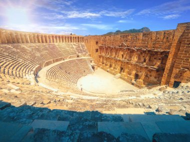 Aspendos Amfitiyatrosu, yaz mevsiminde güneş ışığı, Türkiye ve Serik ile kapalı..