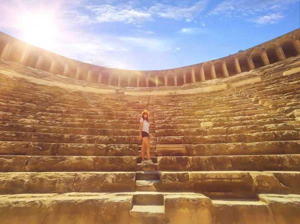 Giovane bella donna è in piedi nel mezzo dell'anfiteatro Aspendos primo piano — Foto Stock