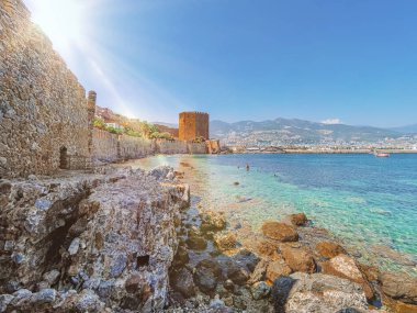 Kırmızı kule Kızıl Kule güneş ışığı ile, yaz 2019. Alanya, Türkiye.