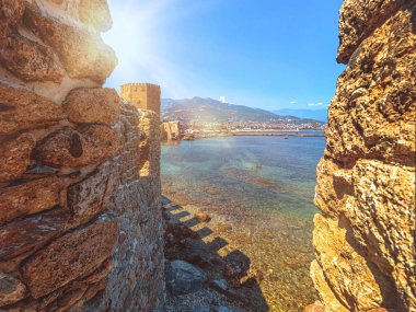 Kırmızı kule Kızıl Kule güneş ışığı ile, yaz 2019. Alanya, Türkiye.