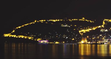 Alanya dağının güzel manzarası ile gece leyin Kızıl kule silueti.