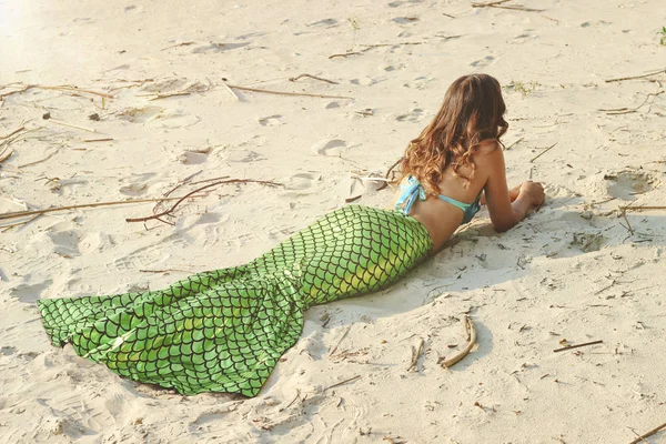 Joven hermosa sirena de cerca de pie en el mar costo. Sirena cosplay — Foto de Stock