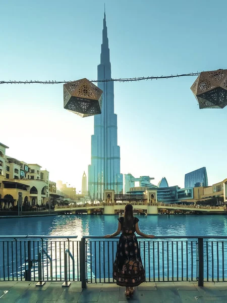 Silueta de joven hermosa mujer en el fondo de Dountown Burj Dubai — Foto de Stock