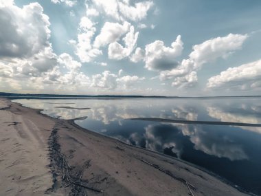 Suda yansıması ile denizin amazing manzara beyaz bulutlar.