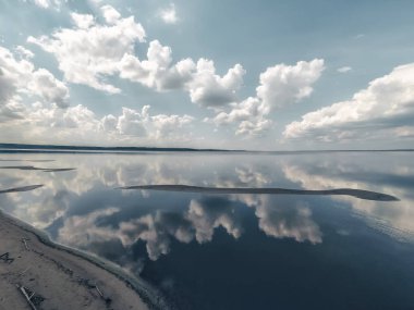 Suda yansıması ile denizin amazing manzara beyaz bulutlar.