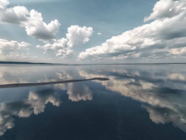 Suda yansıması ile denizin amazing manzara beyaz bulutlar.